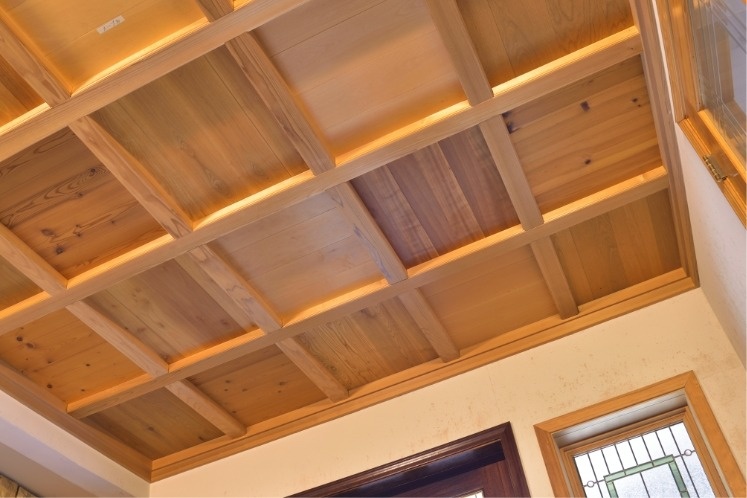 木の素材がわかるエントランスの天井の写真